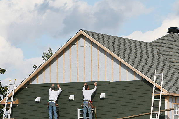 Professional Siding Installation technician working in Hollywood, SC